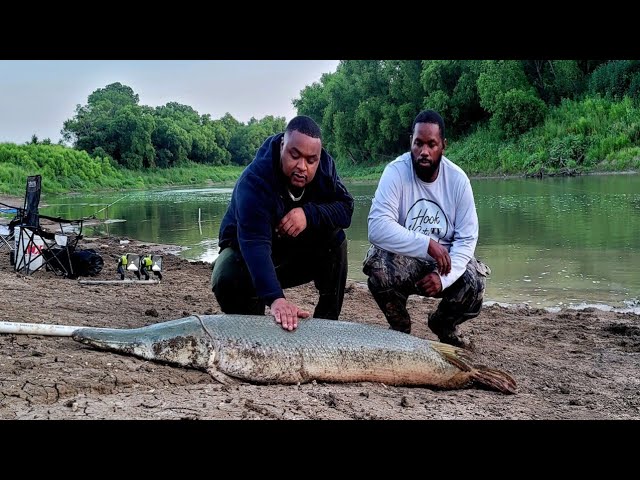 This River Monster Scared Me BAD! (Alligator Gar Fishing) 