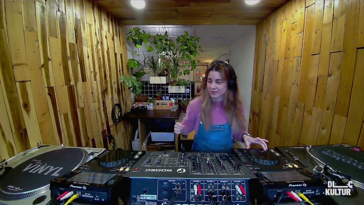 DLC INVITES // Ena Laforet