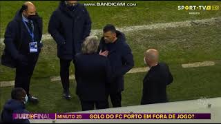 Jorge Jesus e Sérgio Conceição com discussão acesa no final do clássico.