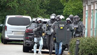 Aankomst Arrestatieteam Dienst Speciale Interventies in Waterwijk Lelystad
