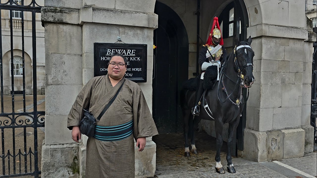Japanese Sumo Wrestler Tourist Rings the Bell Like It’s a Victory Gong! 🔔🤣👑