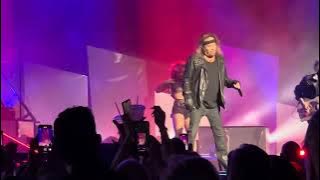 MOTLEY CRUE  with Vince Neil falling on stage   « Wild Side ». live Atlantic City, May 3 rd 2024