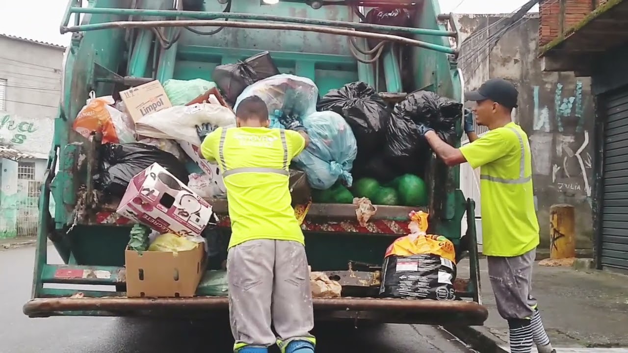 CAMINHÃO DE LIXO PILHA ENORME ! COLETORES TRABALHANDO NO JARDIM ALTERÓPOLIS