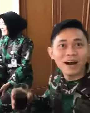 minum kopi terasa manis waktu ada cewek di samping😂😂😂