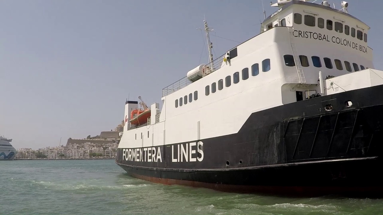 El ferry Cristobal Colón de Ibiza hace entrada en el puerto