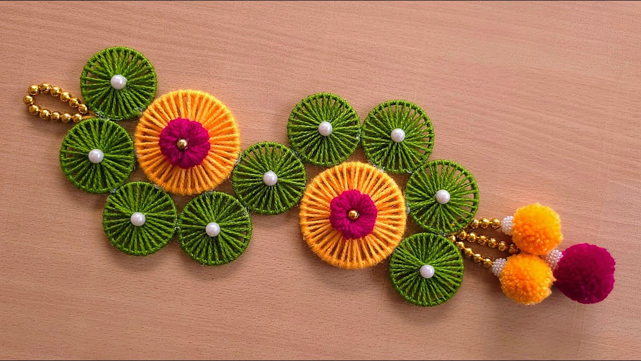 Я использовала старые браслеты и шерсть, чтобы сделать это простое и красивое настенное украшение...