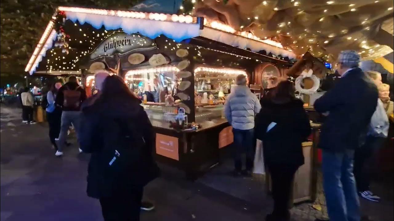 vorbeigang am Glühweinstand in der Schloßstraße in Berlin Steglitz ...