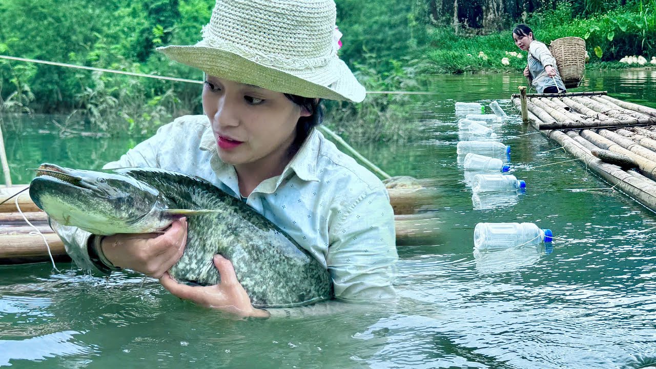Traditional Fishing Skills - Catching Giant Fish in a Deep, Quiet Lake in the Middle of the Jungle