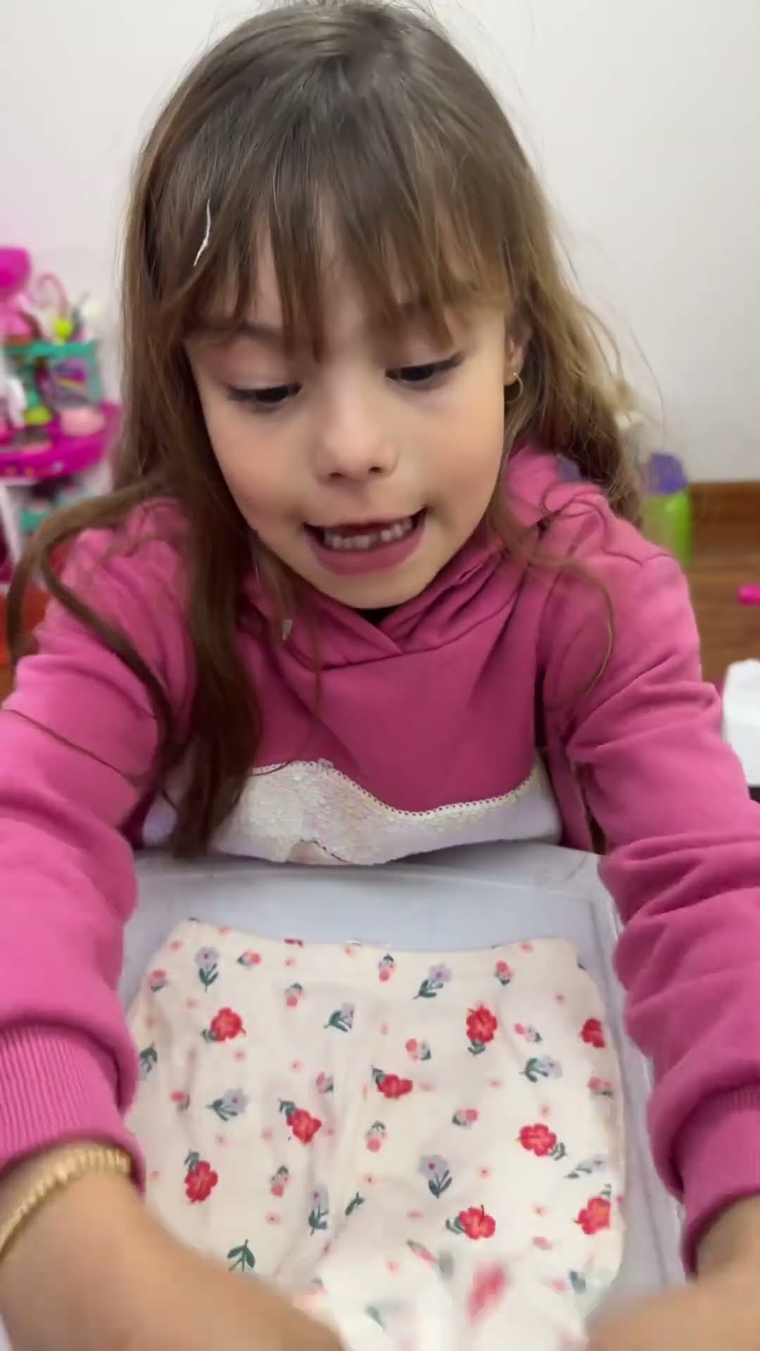 Kendall consigue a alguien que le planche la ropa de las bebés #humor #cosasdefamilia #comedia