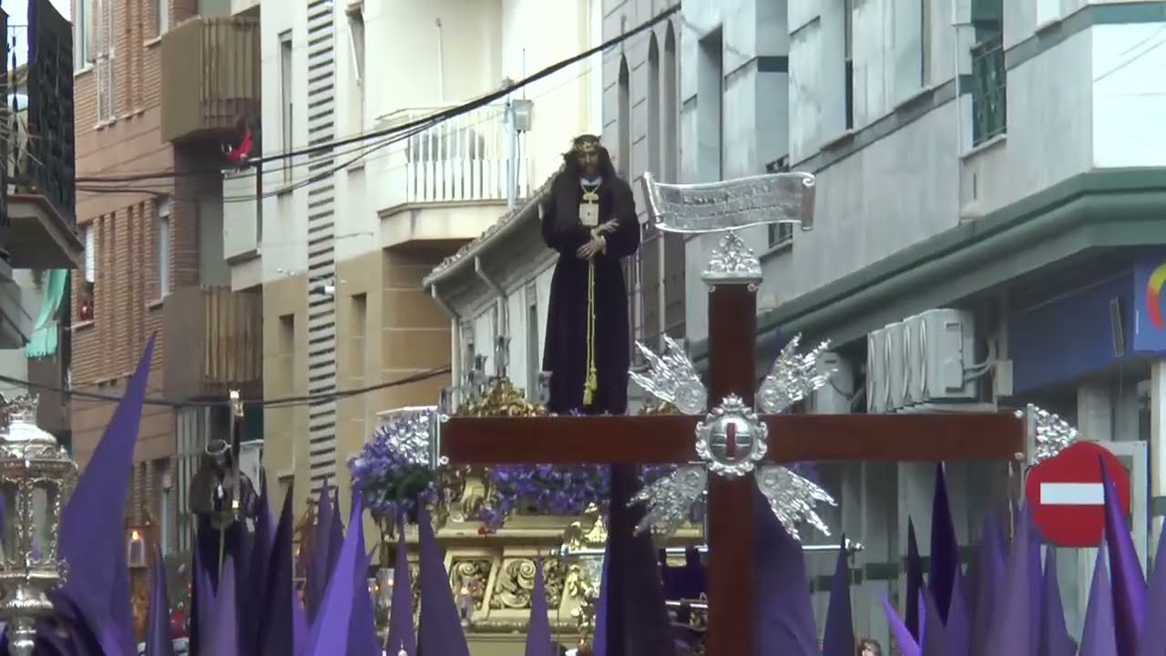 La Procesión de la Madrugá se retrasa por las inclemencias meteorológicas pero logra salir.