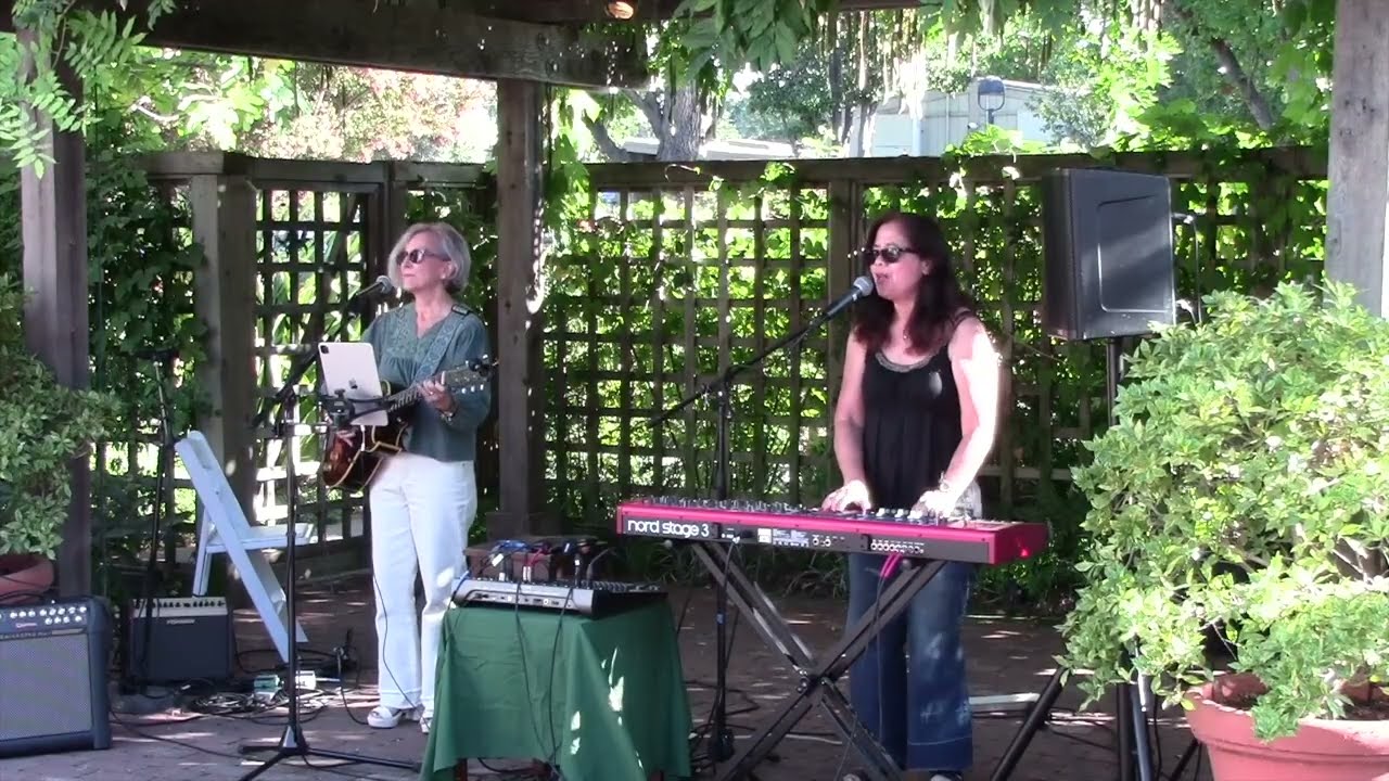Assista a "Present" Live - The Song Gardeners no YouTube Assista a "Present" Live - The Song Gardeners no YouTube
