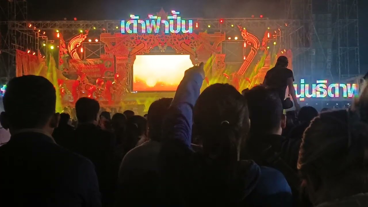 เออนุชา นุ่นธิดาพร เดาฟ้าปี้น บุญมหากฐินบ้านหนองแวงแห่ อำเภอโพนทอง จังหวัดร้อยเอ็ด 28 ตุลาคม 68