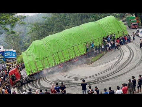 GILA., INI BARU SOPIR PALING TERHEBAT !!! Muatan Truk Tak Masuk Akal Lolos Melintas Tikungan Keramat