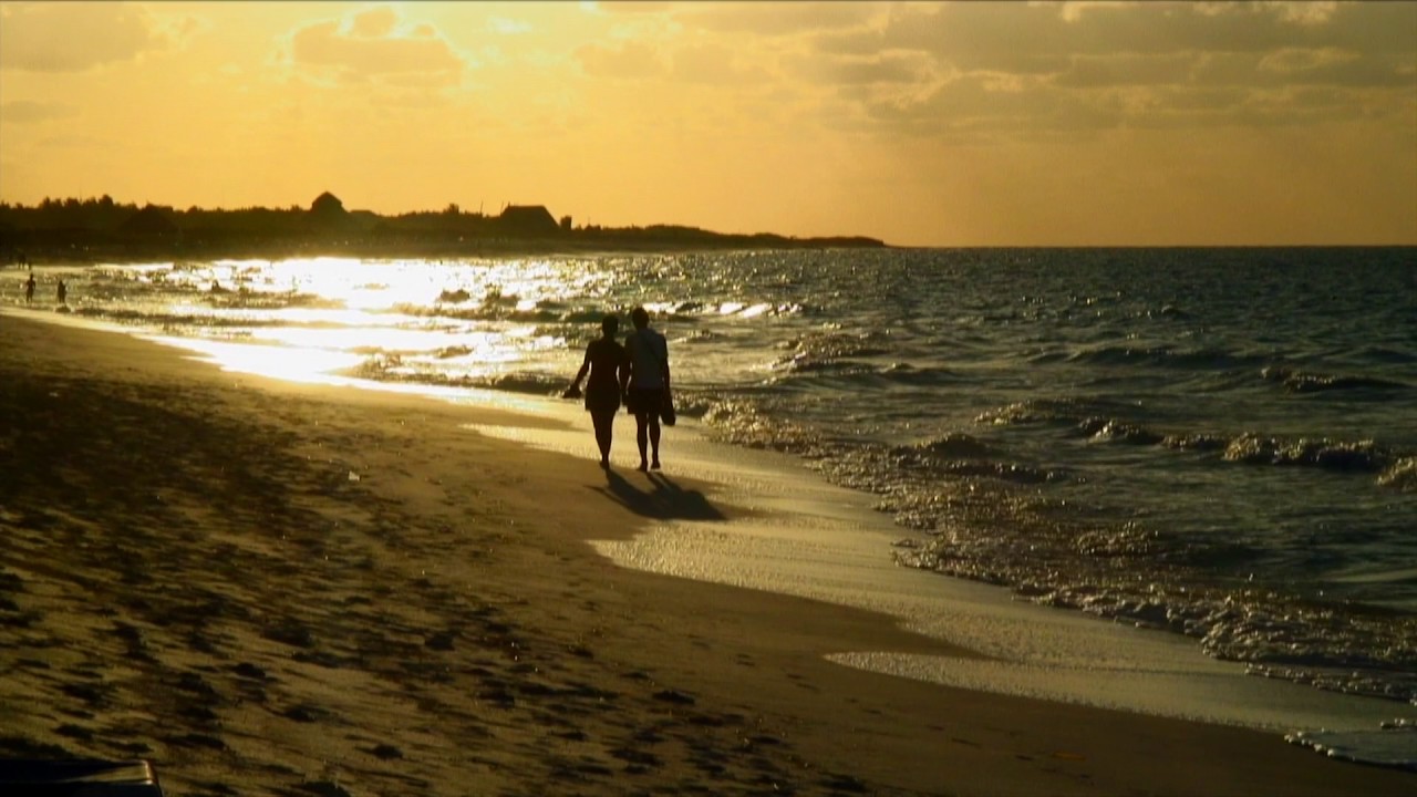 Couple Marche Plage Coucher De Soleil Banque Dimages