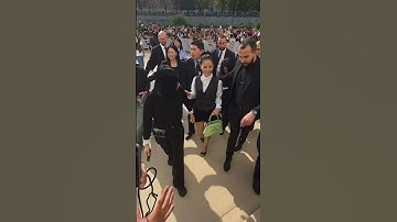 JISOO stuns and shines brighter than ever at the Dior Fashion Show