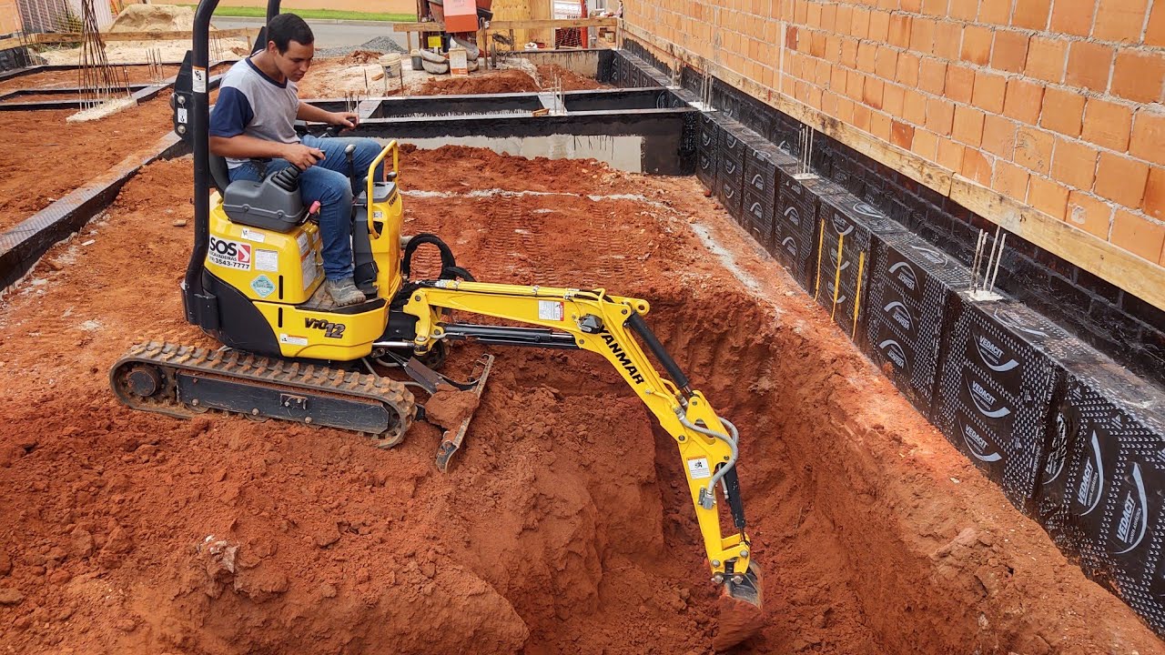 Escavação da piscina| cavamos antes de levantar as paredes, facilita nas manobras da máquina.