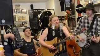 Steve 'N' Seagulls: Thunderstruck - Acoustic @ Levykauppa Äx 8.5.2015 chords