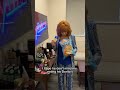 Capture de la vidéo Reba Breaks Into Niall Horan's Dressing Room #Shorts