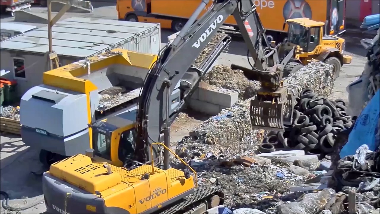 Shredding of spring core mattresses with an UNTHA XR9C Shredding of spring core mattresses with an UNTHA XR9C