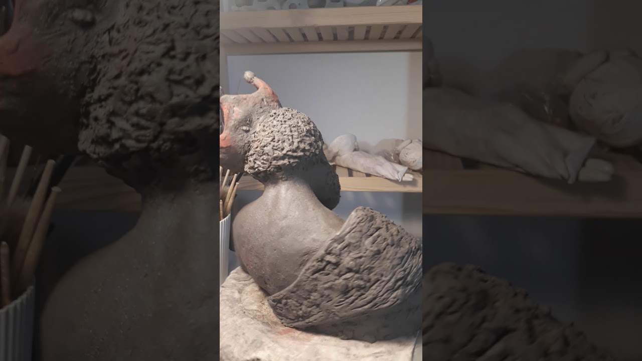 Zza kulis - surowa rzeźba "Popiersie Króla".