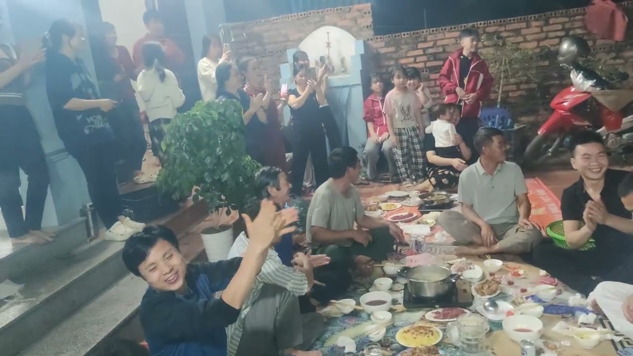 Đại gia đình ăn tiệc tất niên năm 2026