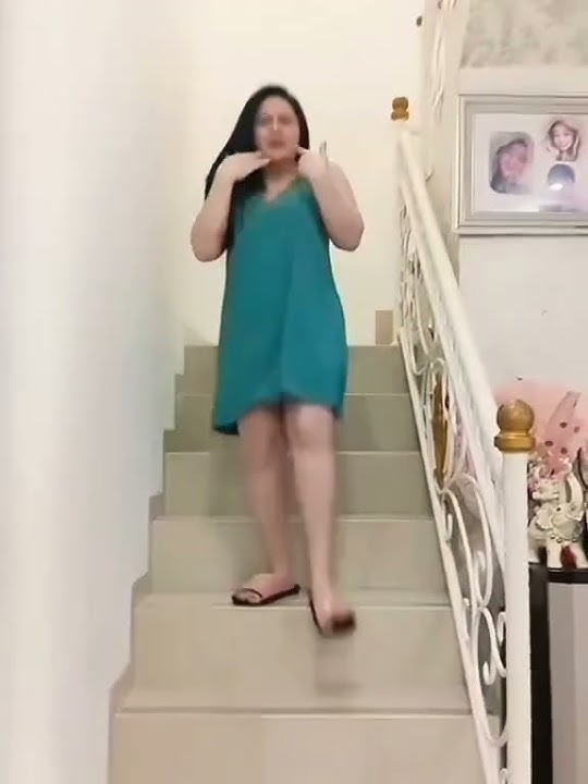 Bunda cantik lagi turun dari tangga senyum senyum aja