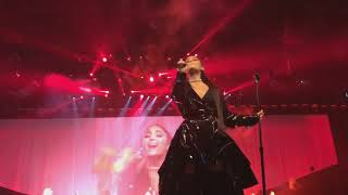 17 Ariana Grande - Dangerous Woman (Dangerous Woman Tour DVD)