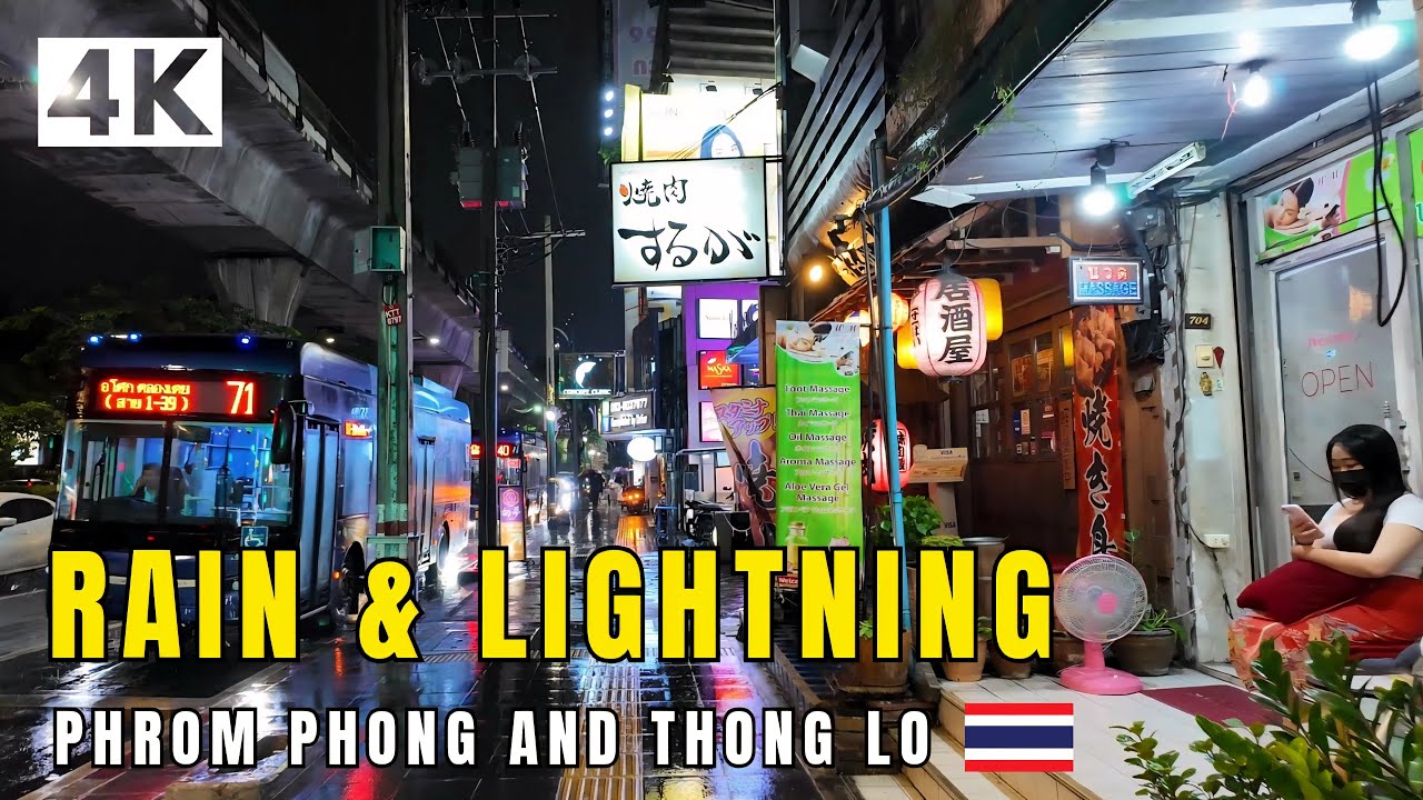 Bangkok, Thailand | Stationen Phrom Phong BTS | Regnpromenad 4K