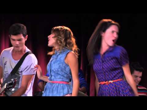 Los chicos le muestran a Angie su canción | Momento Musical | Violetta