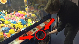 I GOT FREE PLAYS AT THE CLAW MACHINE! screenshot 4