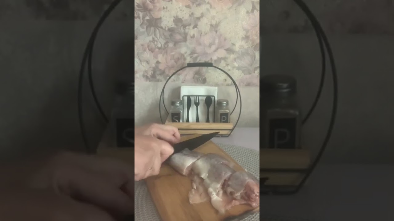 Минтай в духовке под сметанным соусом с овощами.