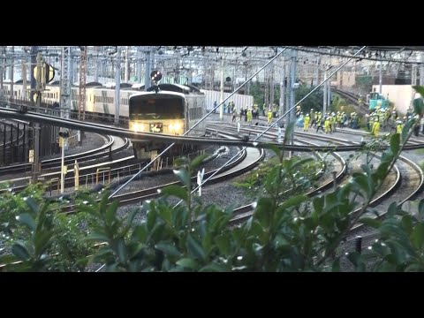 山手線の新ルート切替工事現場のカーブを弧を描くように走行していく引退が間近の185系で運行する特急踊り子