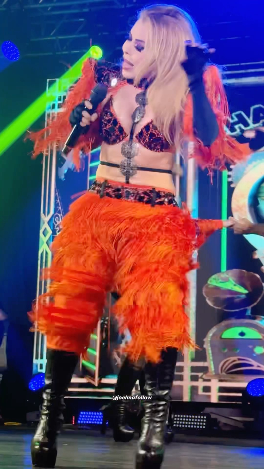 Joelma se transforma em um furacão no palco