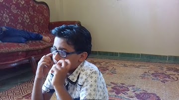 الشيخ عماد محمد عبدالستار بدر وهو يحفظ محمد عبدالله الهواري القرآن الكريم