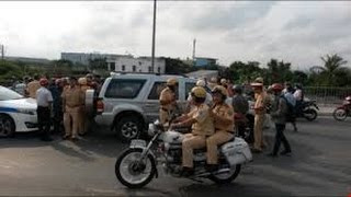 “Ngáo đá” cưỡi xe “điên”, gọi hội vây đánh CSGT