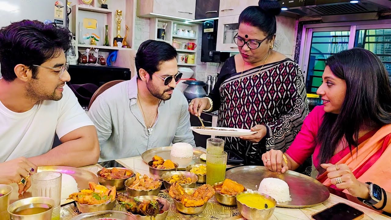 Vikram,Devlina,Ranojoy মায়ের সমস্ত রান্না তৃপ্তি করে খেল😌মা রেঁধে বেড়ে ওদের গুছিয়ে খাইয়ে খুব খুশি😄