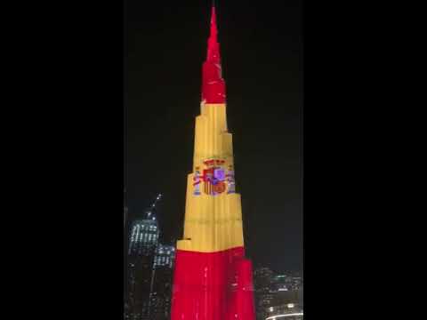 El Burj Khalifa en Dubai, con la bandera de España