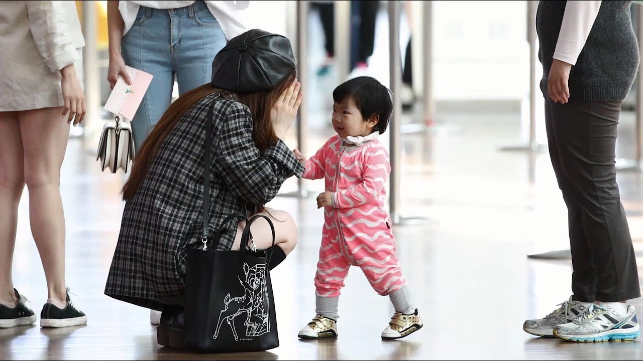 180504 오마이걸 (OHMYGIRL) 승희 (SeungHee) - 아기를 귀여워하며 함께 놀아주는 씅씅애기 - 인공 출국 [직캠 / FANCAM] [4K 60p]