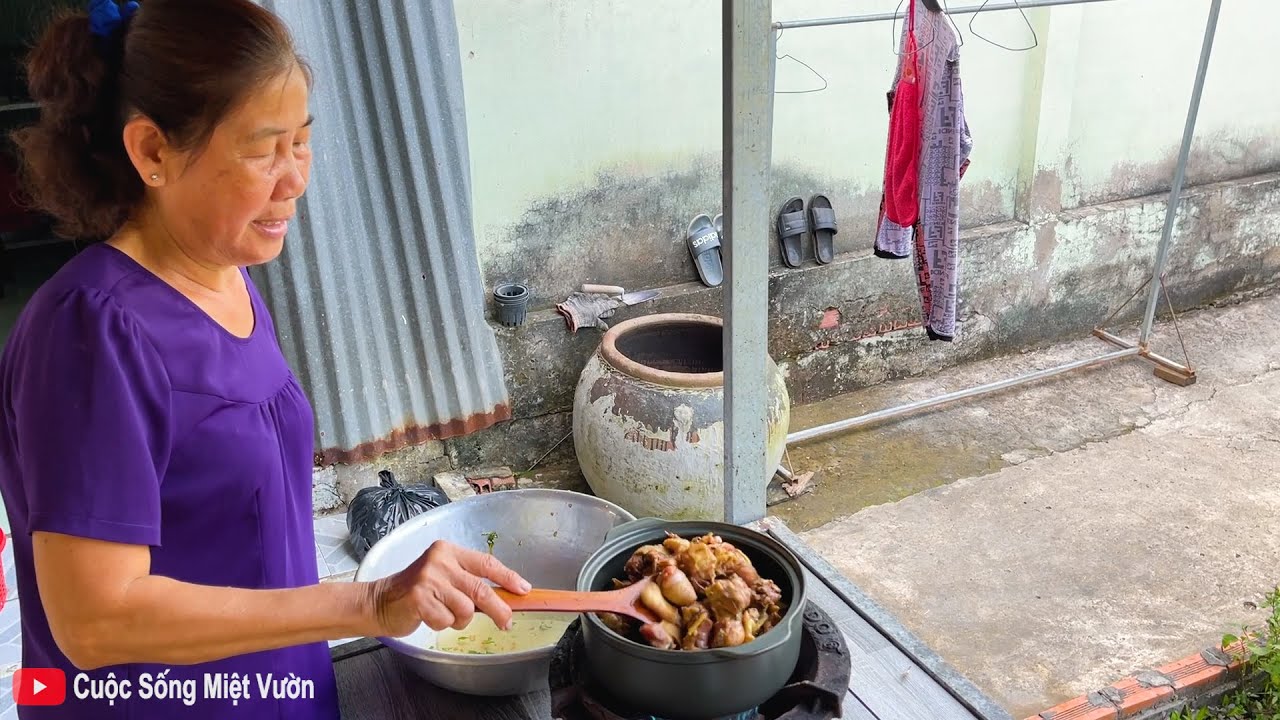 Mẹ làm gà kho rau răm kết hợp với rau nhà trồng | Cuộc Sống Miệt Vườn ...