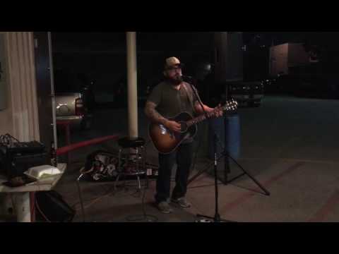 Erick Willis performing "Royals" by Lorde. This guys voice is amazing! MUST WATCH!