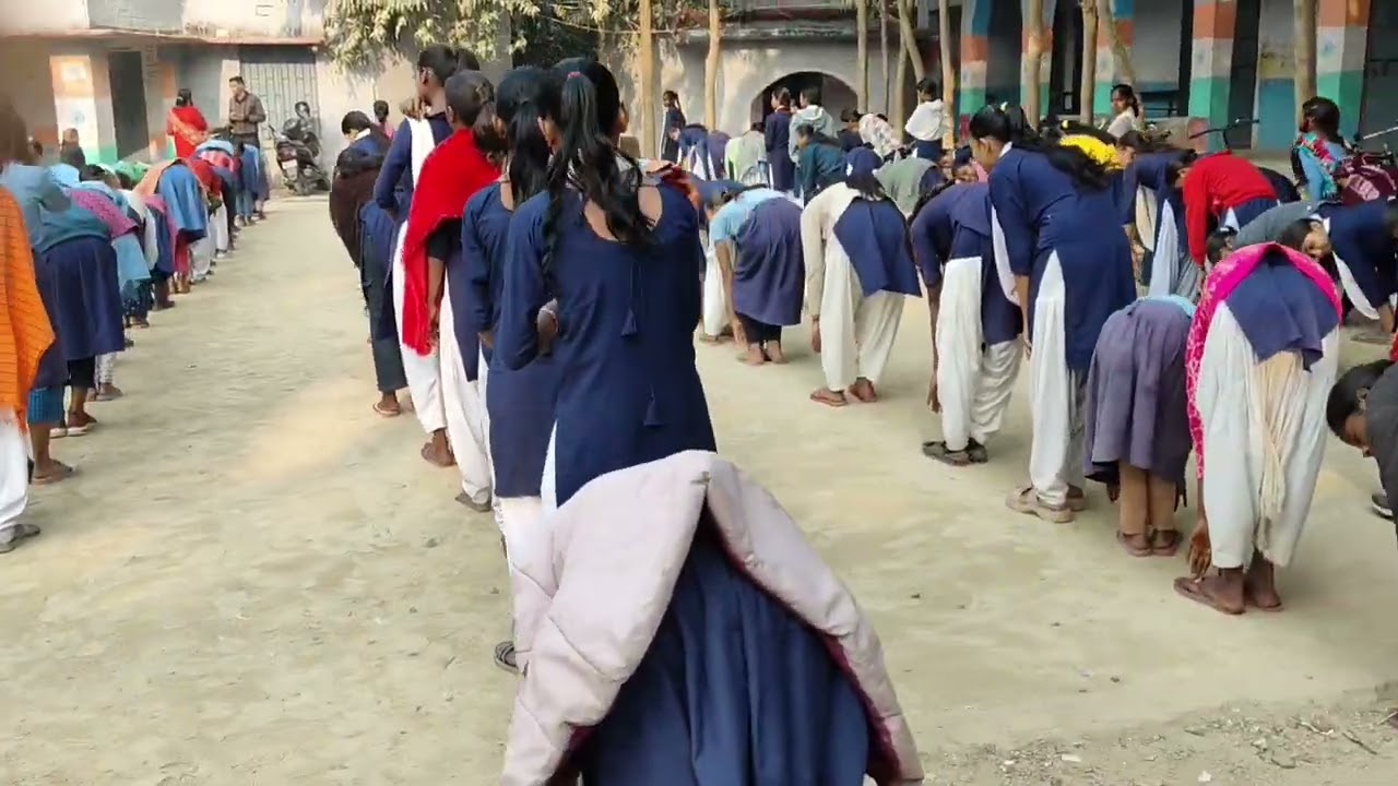 मध्य विद्यालय मनिकौली में बच्चों द्वारा तारासन और त्रियक तारासन करते हुए l