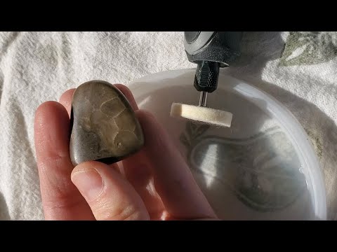 Vídeo: Como polir pedras petoskey com uma dremel?