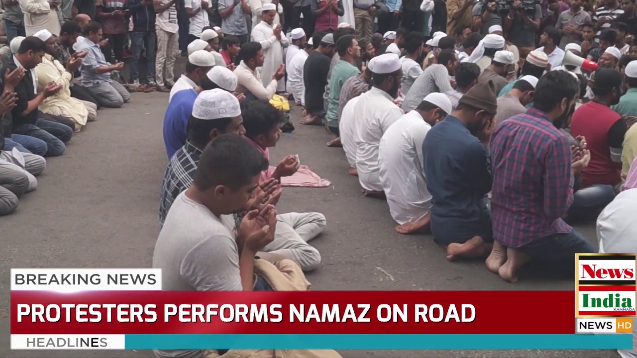 Protesters Performs Namaz On Road Near Townhall - CAA - Bengaluru