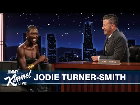 جودي تيرنر سميث تتحدث عن اصطحاب ابنتها إلى ترون العرض الأول لفيلم آريس وفستانها المذهل