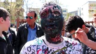 Canlı tuval olup vatandaşlara kendini boyattı