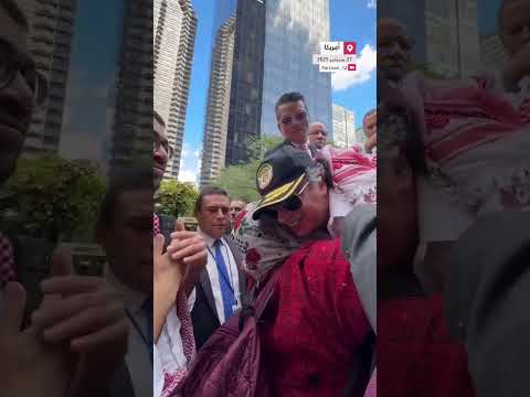 الرئيس الكولومبي غوستافو بيترو يشارك إلى جانب الموسيقي البريطاني روجر ووترز في مسيرة لفلس طين