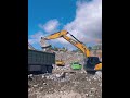 Excavators work together in division of labor to end the project as soon as possible