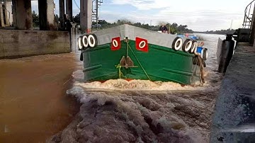 Sà lan ghe cộ tăng tốc vượt dòng chãy xiết qua cống 7 cửa 