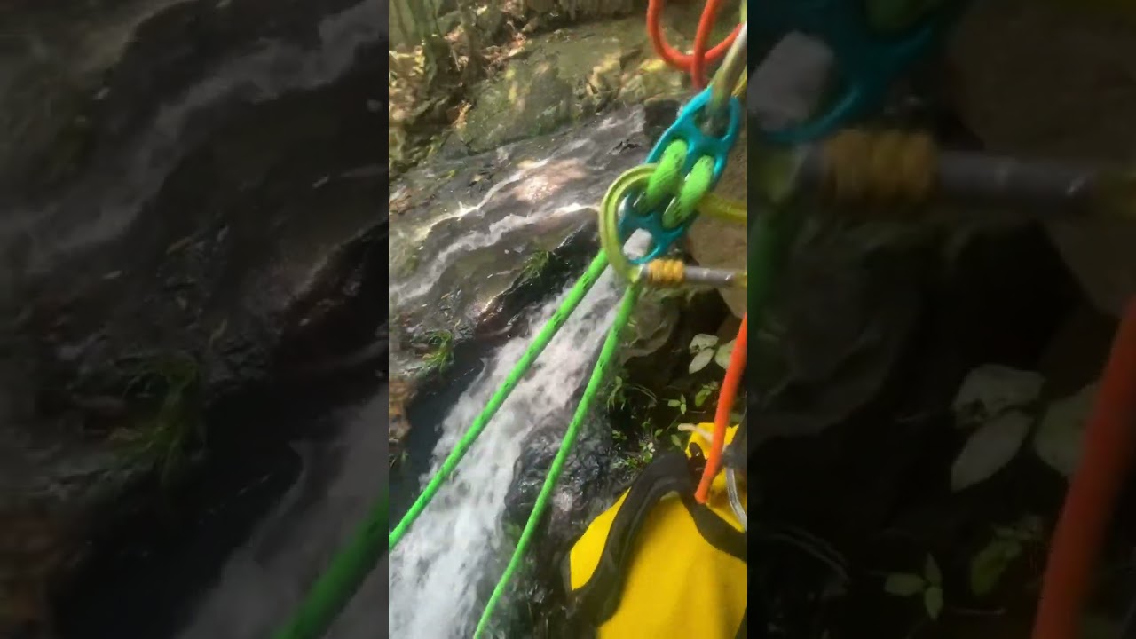 溪降-瀑降固定點架設。當兩邊繩同時下降，又想易於救援，可以架設成兩邊都可以「釋放」為上方下放既架設。￼