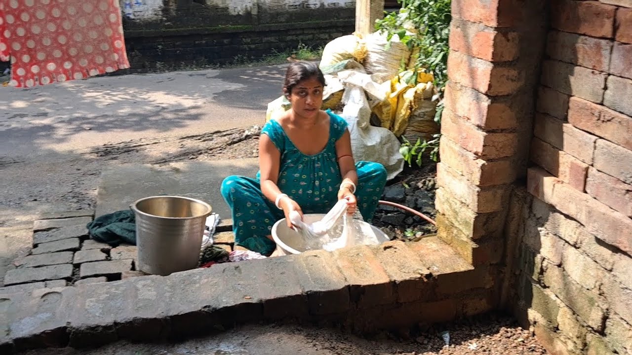 রাস্তার ধারে কাপড় কাচা ❤️❤️❤️❤️